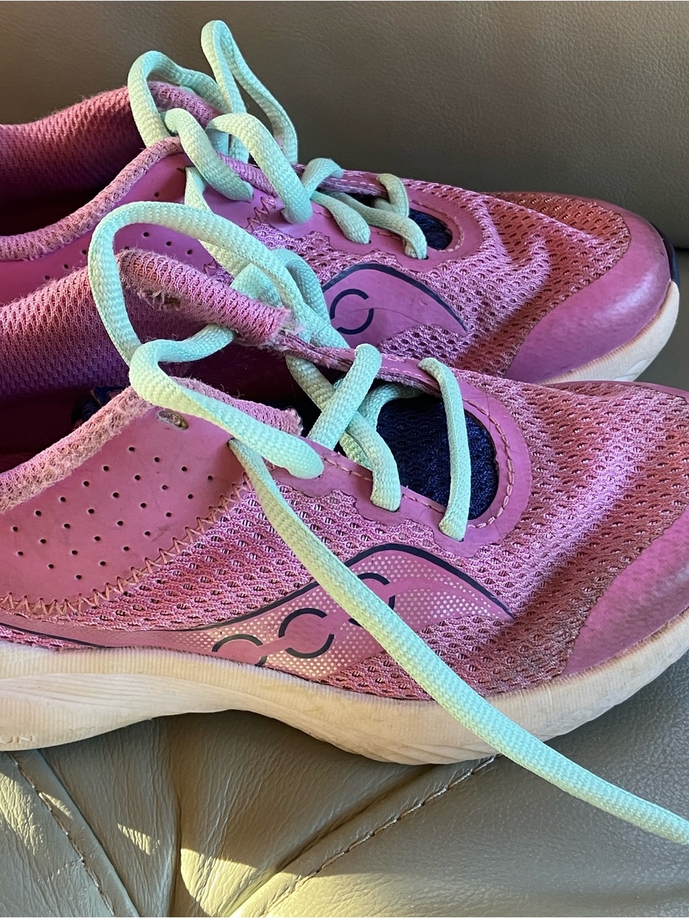 Saucony Kids Pink Sneakers with Light Blue Laces